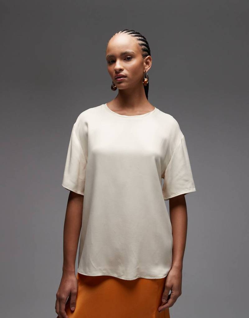 ASOS DESIGN - Kastiges Satin-T-Shirt in Elfenbeinweiß mit Besatz aus Jersey von ASOS DESIGN