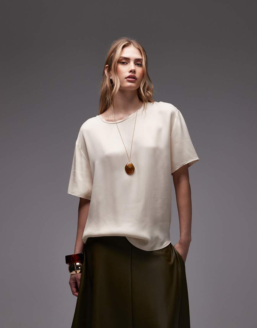 ASOS DESIGN - Kastiges Satin-T-Shirt in Elfenbeinweiß mit Besatz aus Jersey von ASOS DESIGN