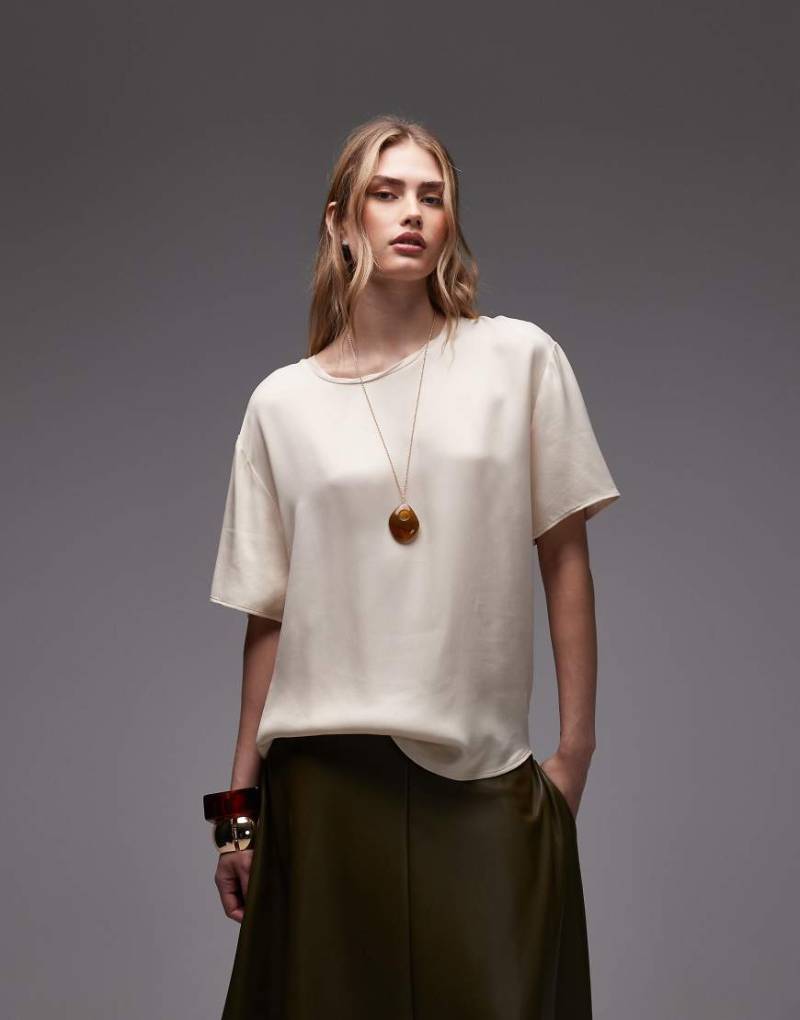 ASOS DESIGN - Kastiges Satin-T-Shirt in Elfenbeinweiß mit Besatz aus Jersey von ASOS DESIGN