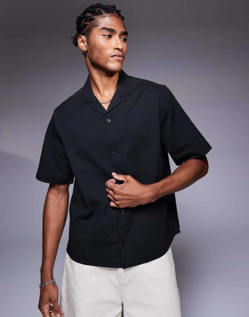 ASOS DESIGN - Kastiges Seersucker-Hemd in Schwarz mit Reverskragen von ASOS DESIGN