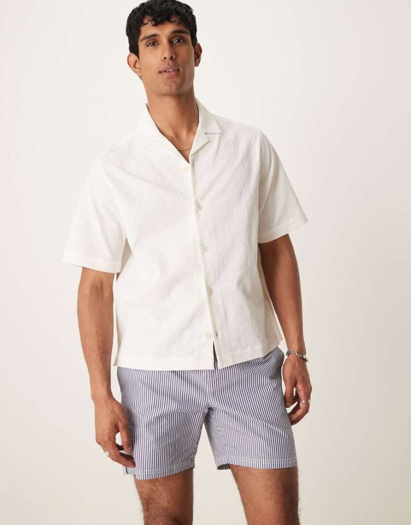 ASOS DESIGN- Kastiges Seersucker-Hemd in Weiß mit Reverskragen von ASOS DESIGN