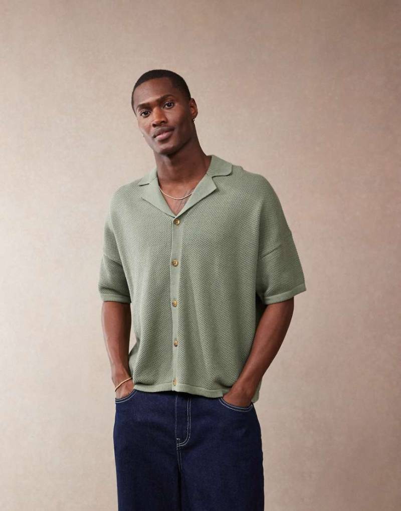 ASOS DESIGN - Strick-Polohemd in Grün mit Oversize-Passform, strukturiertem Reverskragen und Knopfleiste von ASOS DESIGN