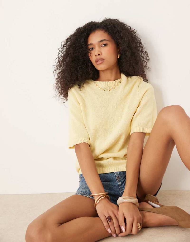 ASOS DESIGN - Kastiges Strick-T-Shirt in Gelb von ASOS DESIGN