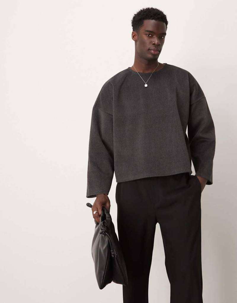 ASOS DESIGN - Kastiges Super-Oversize-Sweatshirt aus strukturiertem Fleece in Anthrazit-Braun von ASOS DESIGN