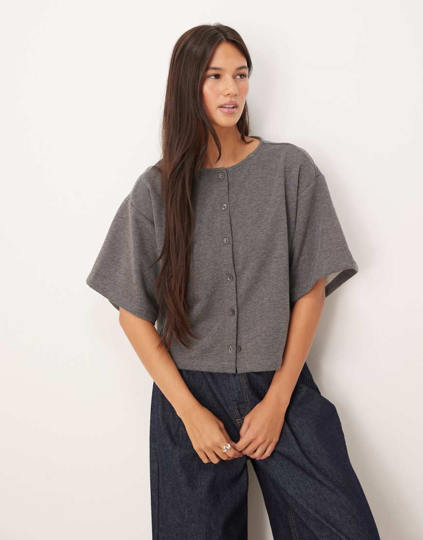 ASOS DESIGN - Kastiges Sweatshirt-Oberteil in Anthrazit mit durchgehender Knopfleiste-Grau ASOS DESIGN - Kastiges Sweatshirt-Oberteil in Anthrazit mit durchgehender Knopfleiste-Grau von ASOS DESIGN