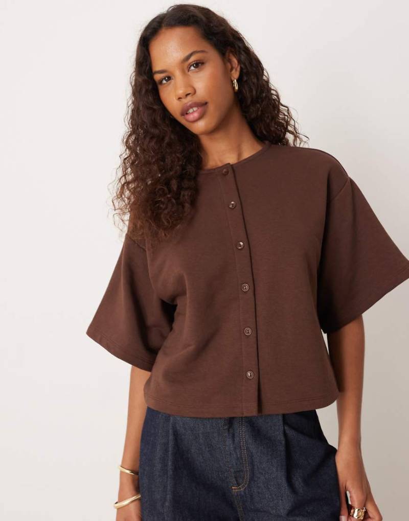 ASOS DESIGN - Kastiges Sweatshirt-Oberteil in Braun mit durchgehender Knopfleiste-Brown von ASOS DESIGN