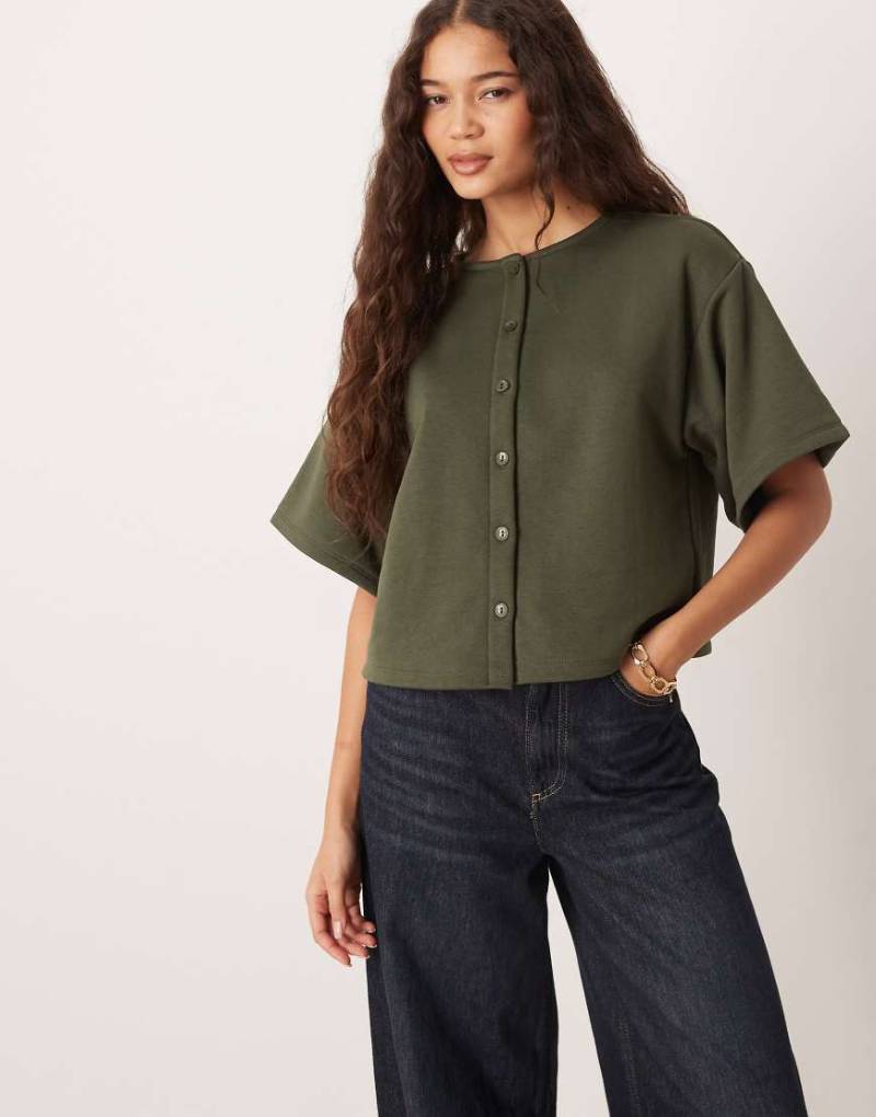 ASOS DESIGN - Kastiges Sweatshirt-Oberteil in Khaki mit durchgehender Knopfleiste-Marineblau von ASOS DESIGN