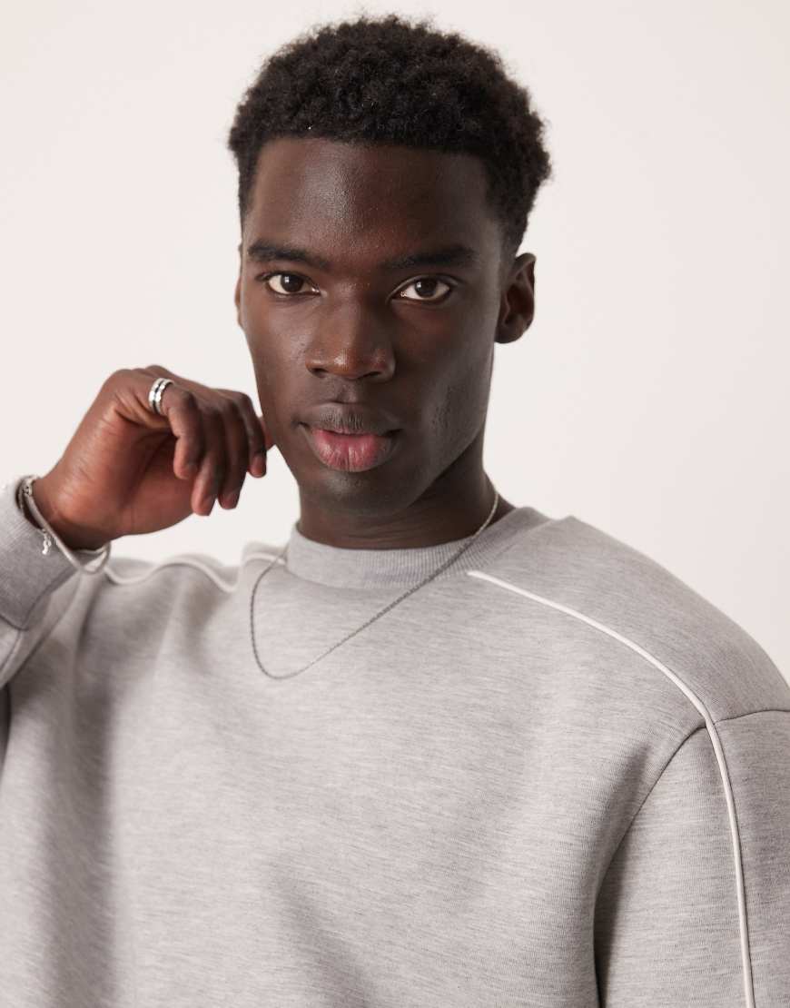 ASOS DESIGN - Kastiges Sweatshirt aus schwerem, neoprenartigem Material in Grau mit Paspelierung von ASOS DESIGN