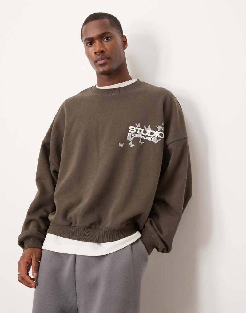 ASOS DESIGN - Kastiges Sweatshirt in Braun mit Brust-Print und extremer Oversize-Passform von ASOS DESIGN