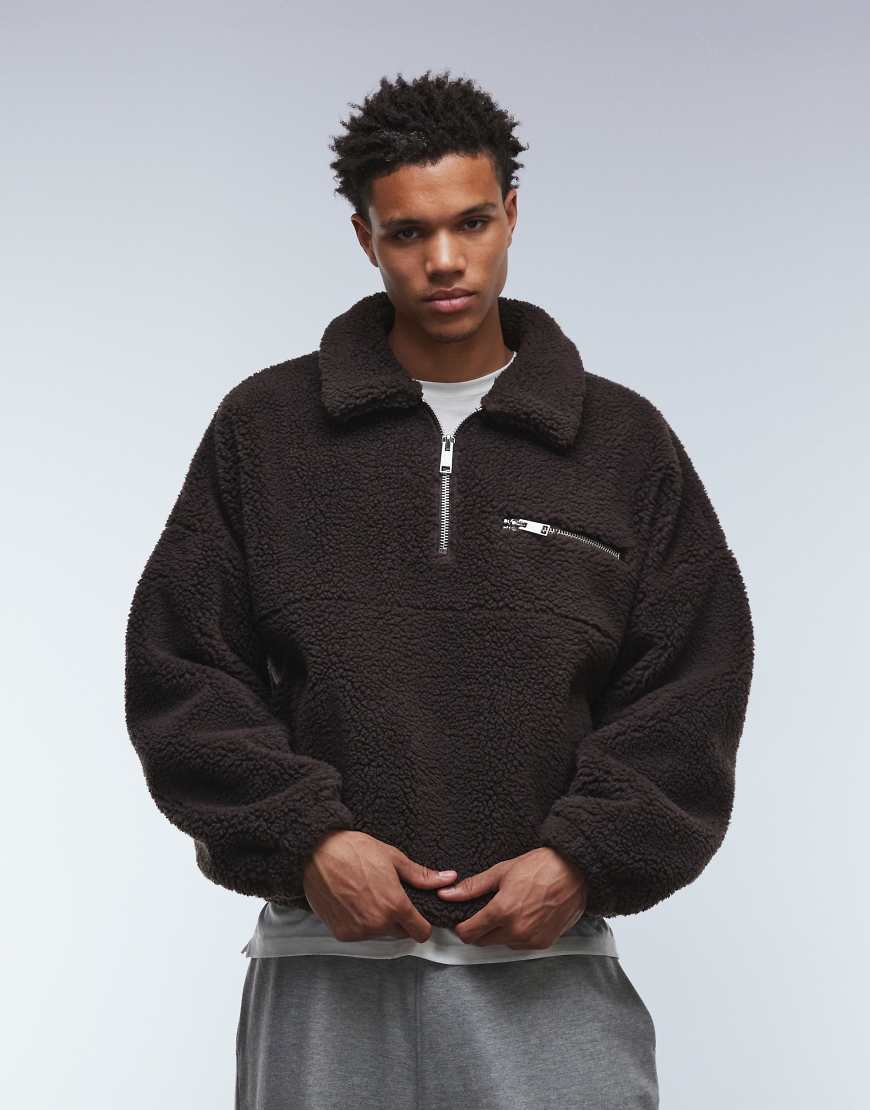 ASOS DESIGN - Kastiges Sweatshirt in Braun mit extremer Oversize-Passform, kurzem Reißverschluss, überschnittenen Schultern und Kragen-Brown von ASOS DESIGN