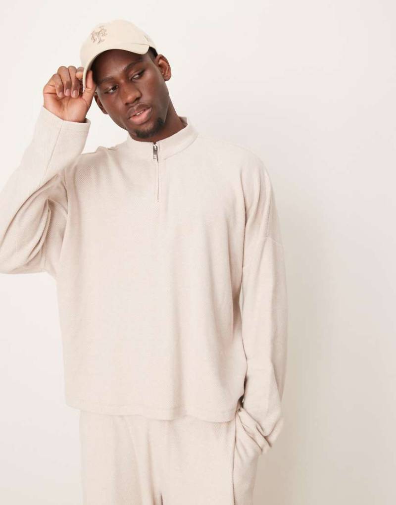 ASOS DESIGN - Kastiges Sweatshirt in Ecru mit extremer Oversize-Passform und Stehkragen, Kombiteil-Neutral von ASOS DESIGN