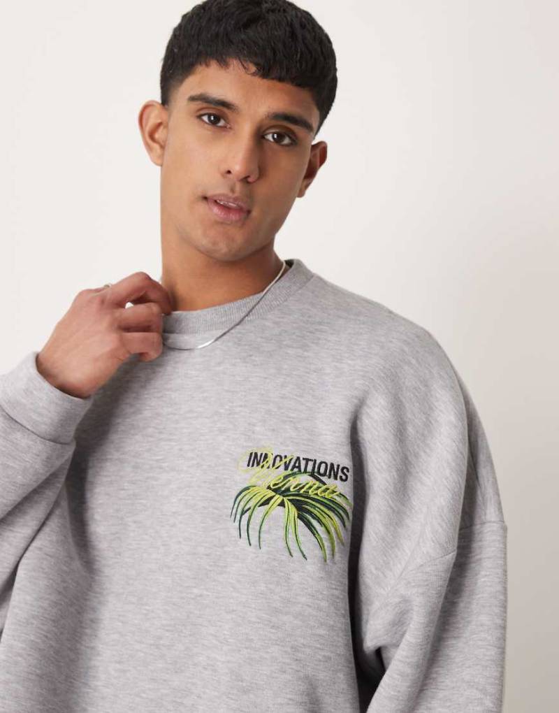 ASOS DESIGN - Kastiges Sweatshirt in Grau meliert mit Blumenstickerei in extremer Oversize-Passform von ASOS DESIGN