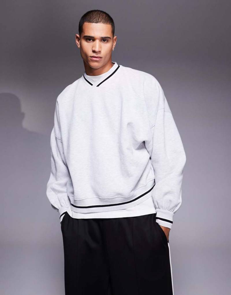ASOS DESIGN - Kastiges Sweatshirt in Grau meliert mit V-Ausschnitt und extremer Oversize-Passform von ASOS DESIGN