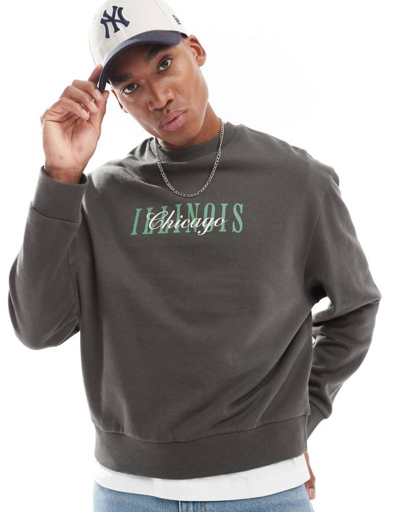 ASOS DESIGN - Kastiges Sweatshirt in Grau mit Aufdruck-Braun von ASOS DESIGN