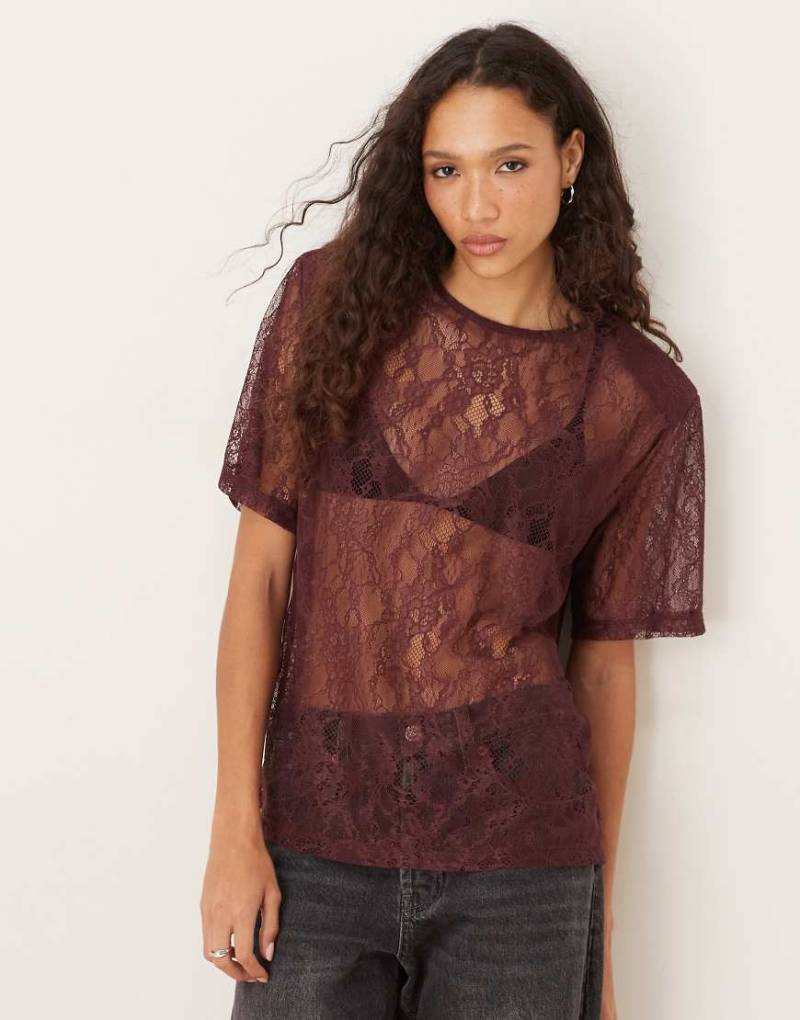 ASOS DESIGN - Kastiges T-Shirt aus transparenter Spitze in Feige mit Schulterpolstern-Lila von ASOS DESIGN