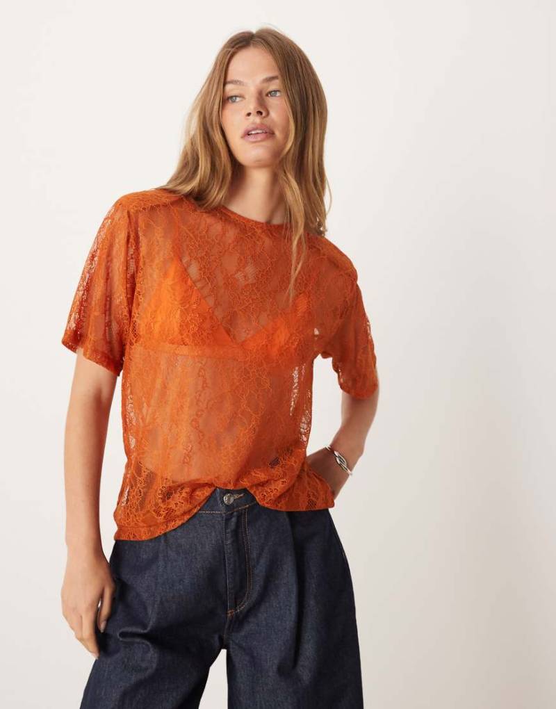 ASOS DESIGN - Kastiges T-Shirt aus transparenter Spitze in Rostrot mit Schulterpolstern-Orange von ASOS DESIGN