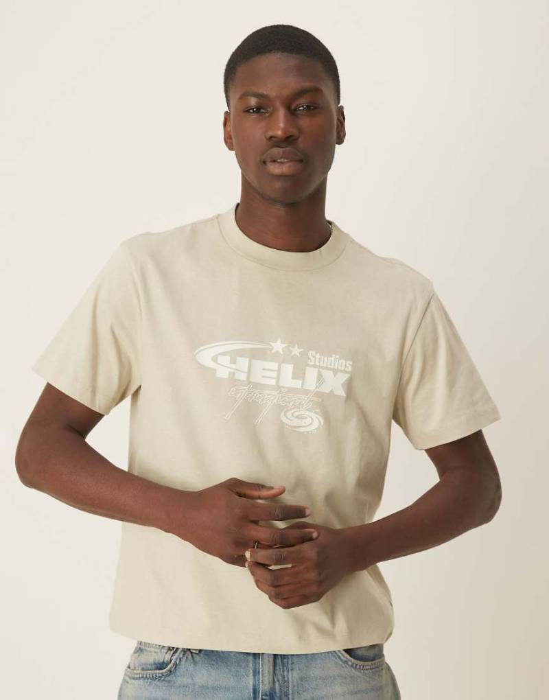 ASOS DESIGN - Kastiges T-Shirt in Beige mit Street-Print-Neutral von ASOS DESIGN