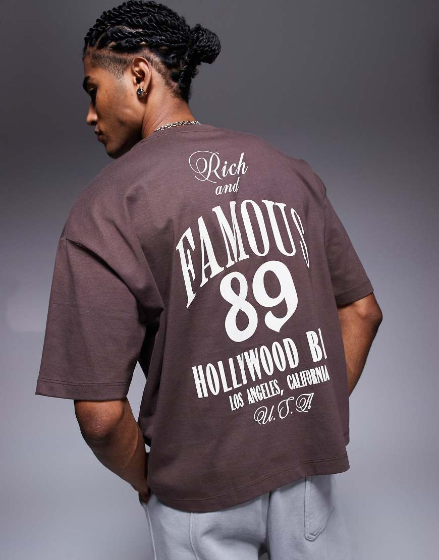 ASOS DESIGN - Kastiges T-Shirt in Braun mit Grunge-Sport-Grafikprint ASOS DESIGN - Kastiges T-Shirt in Braun mit Grunge-Sport-Grafikprint von ASOS DESIGN