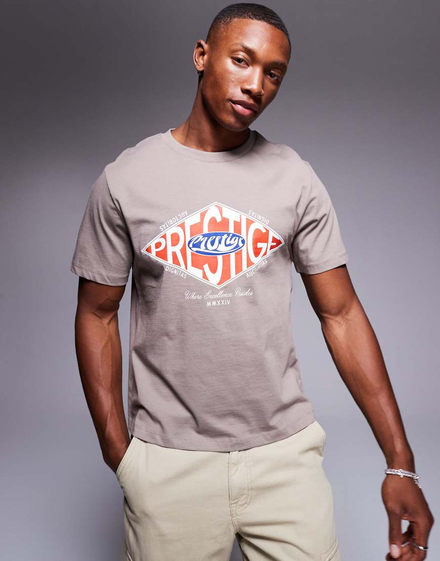 ASOS DESIGN - Kastiges T-Shirt in Braun mit Straßen-Print auf der Brust von ASOS DESIGN