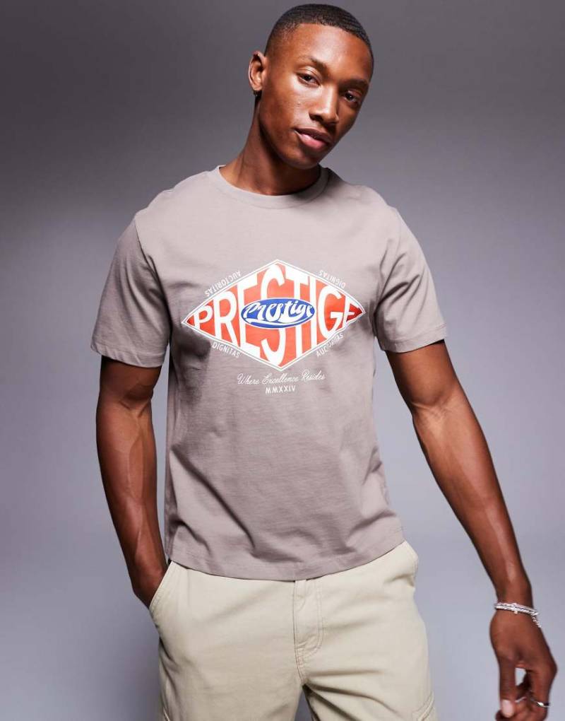 ASOS DESIGN - Kastiges T-Shirt in Braun mit Straßen-Print auf der Brust von ASOS DESIGN