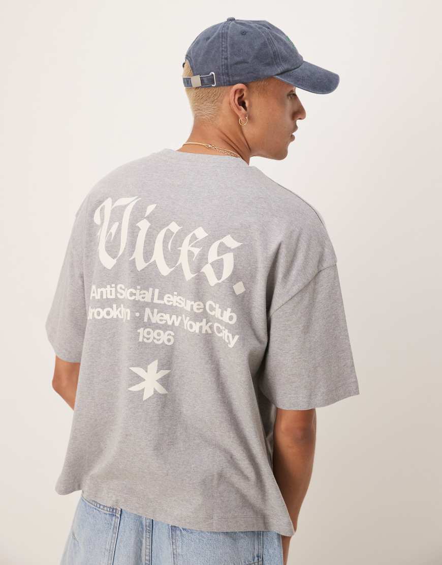 ASOS DESIGN - Kastiges T-Shirt in Grau meliert mit Gothic-Textprint ASOS DESIGN - Kastiges T-Shirt in Grau meliert mit Gothic-Textprint von ASOS DESIGN