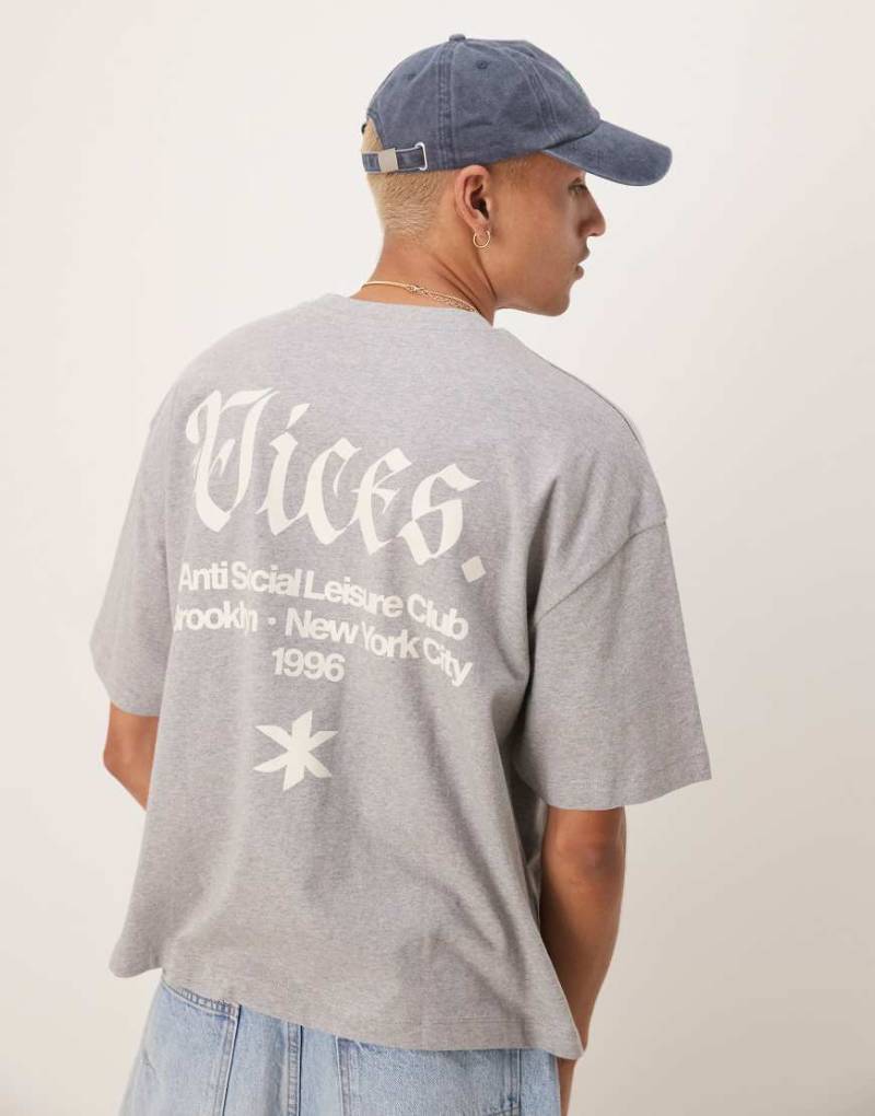 ASOS DESIGN - Kastiges T-Shirt in Grau meliert mit Gothic-Textprint von ASOS DESIGN