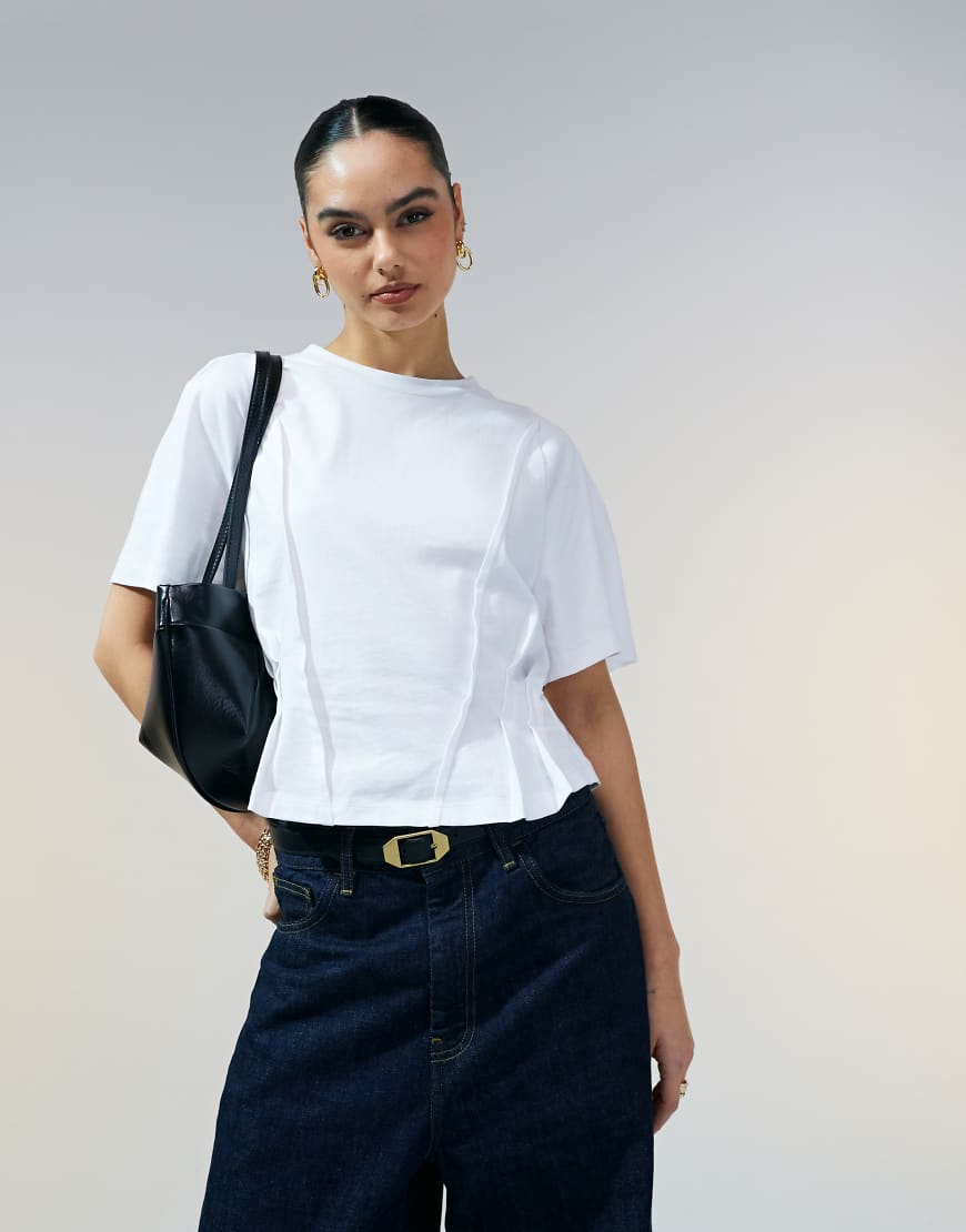 ASOS DESIGN - Kurzärmliges T-Shirt in Weiß mit Ziernähten und Korsett-Taille ASOS DESIGN - Kurzärmliges T-Shirt in Weiß mit Ziernähten und Korsett-Taille von ASOS DESIGN