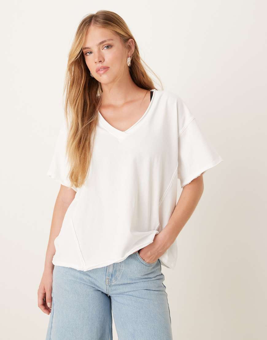 ASOS DESIGN - Kastiges T-Shirt in Weiß mit Nahtdetail von ASOS DESIGN