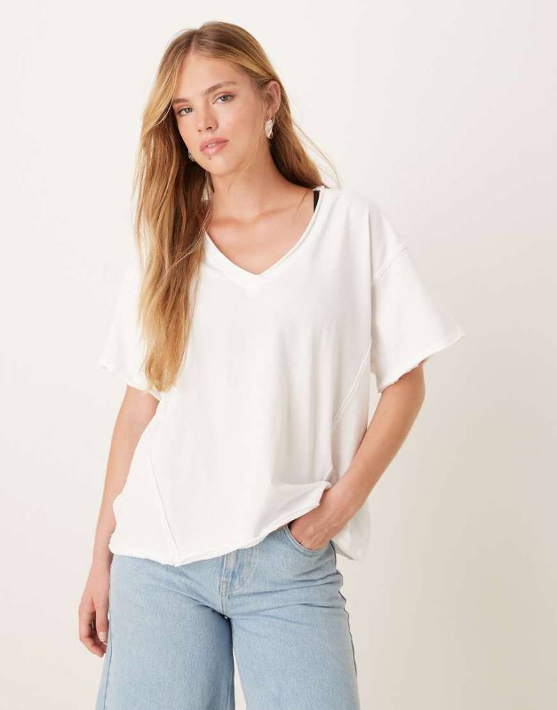 ASOS DESIGN - Kastiges T-Shirt in Weiß mit Nahtdetail von ASOS DESIGN