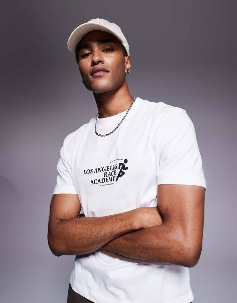 ASOS DESIGN - Kastiges T-Shirt in Weiß mit Sport-Grafikprint von ASOS DESIGN