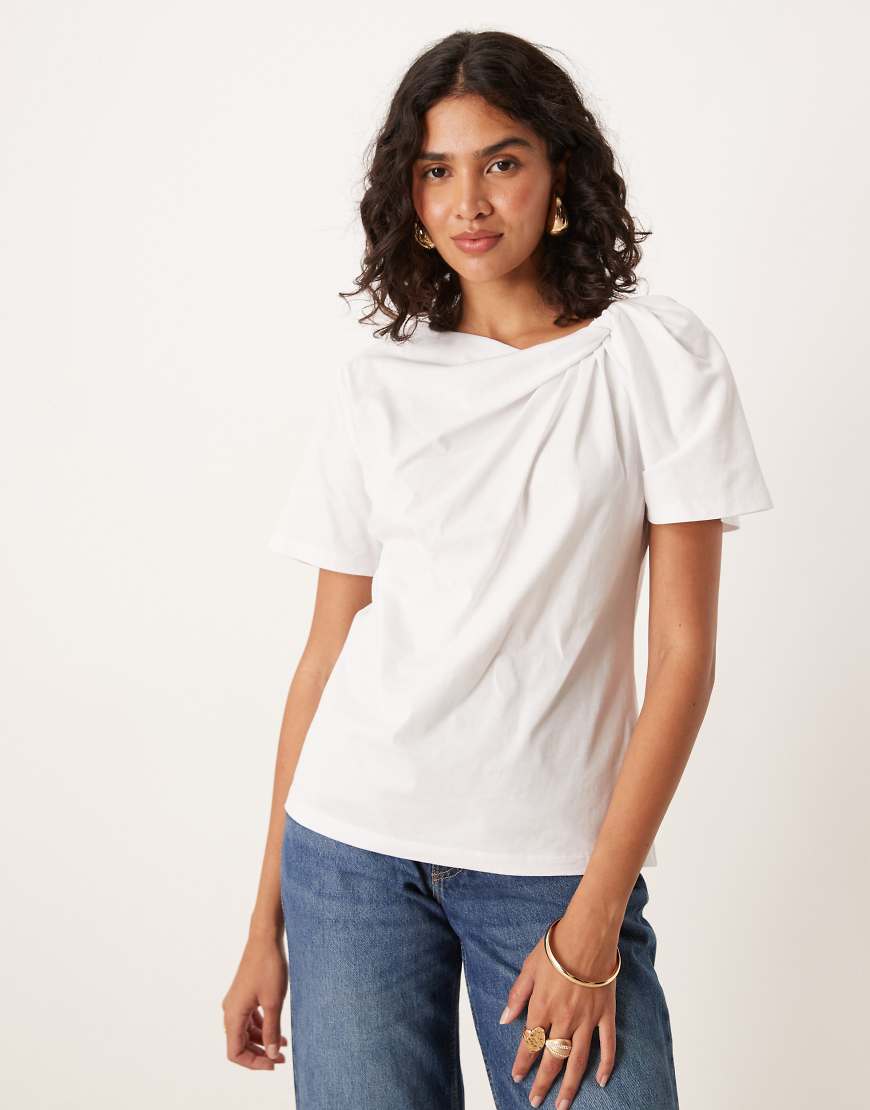 ASOS DESIGN - Kastiges T-Shirt in Weiß mit verdrehter Seite von ASOS DESIGN