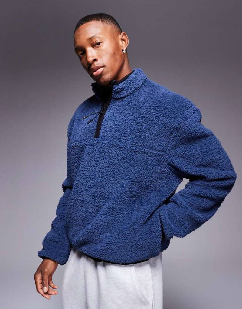 ASOS DESIGN - Boxy Fit Oversize-Sweatshirt in Blau aus Teddystoff mit kurzem Reißverschluss von ASOS DESIGN