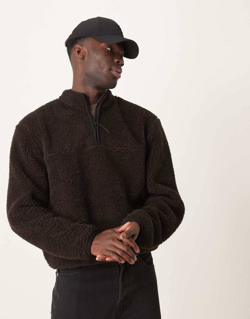 ASOS DESIGN - Kastiges Oversize-Sweatshirt aus Teddyfleece in Braun mit kurzem Reißverschluss von ASOS DESIGN