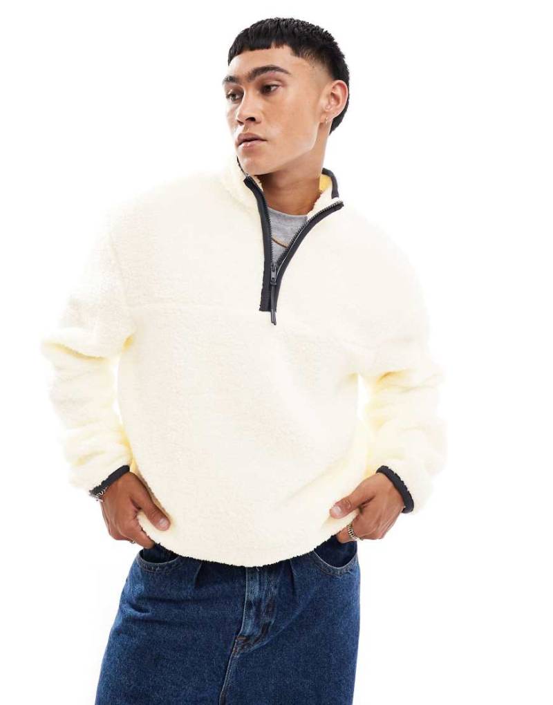 ASOS DESIGN - Boxy Fit Oversize-Sweatshirt in Creme aus Teddystoff mit kurzem Reißverschluss-Weiß von ASOS DESIGN