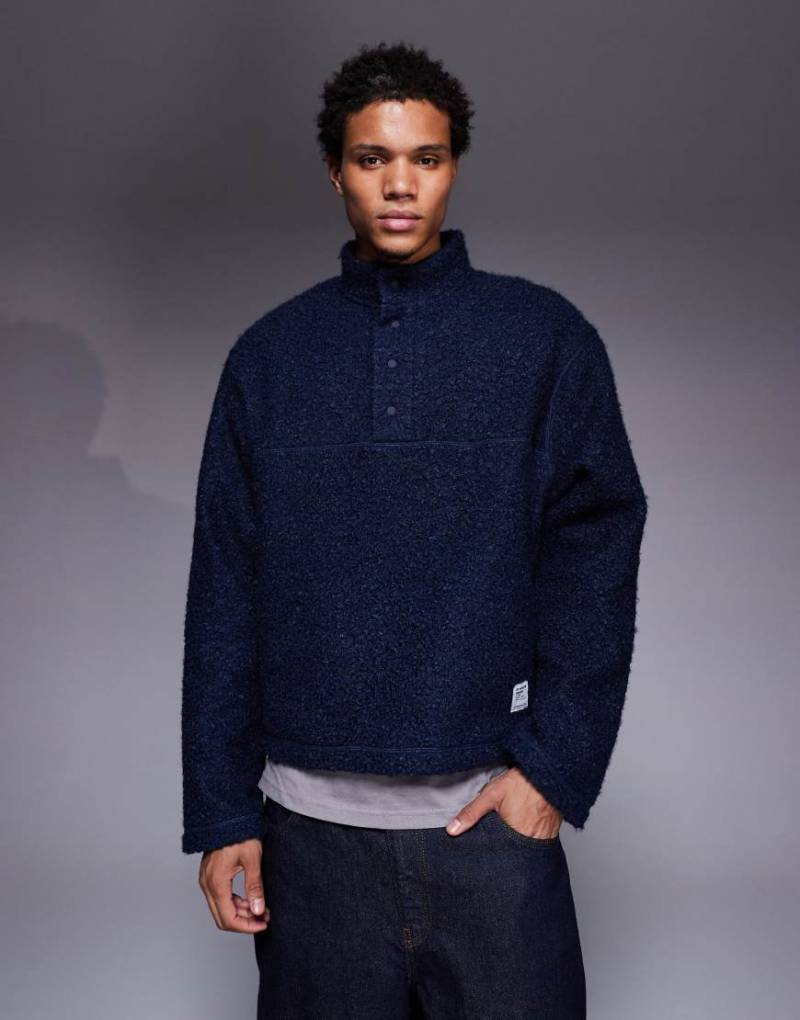 ASOS DESIGN - Kastiges, locker geschnittenes Teddyfell-Sweatshirt in Marineblau mit Polo-Stehkragen und Aufnäher im Workwear-Stil-Schwarz von ASOS DESIGN