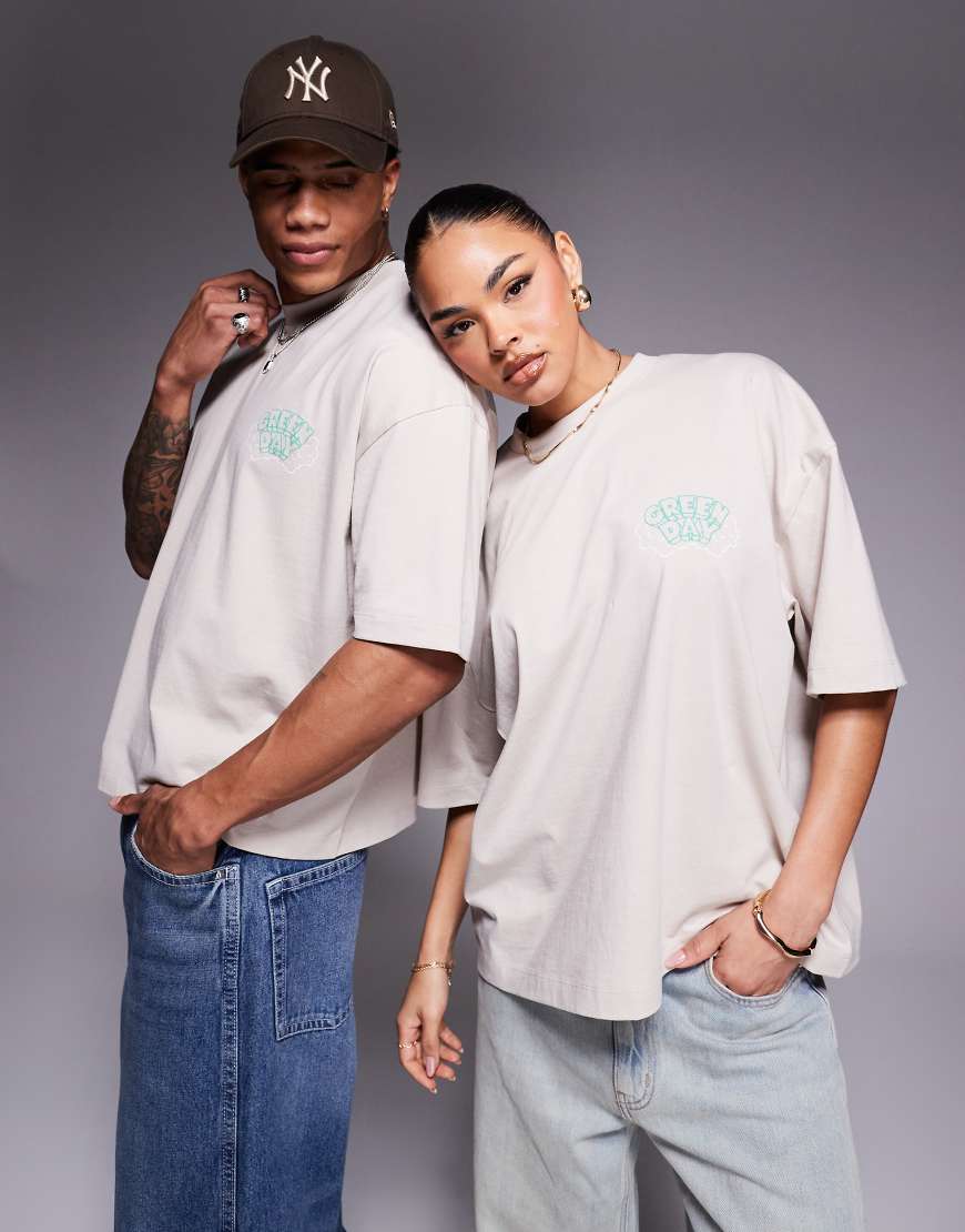 ASOS DESIGN - Kastiges Unisex-T-Shirt in Beige mit Oversize-Schnitt und lizenzierten „Green Day"-Prints-Neutral ASOS DESIGN - Kastiges Unisex-T-Shirt in Beige mit Oversize-Schnitt und lizenzierten „Green Day"-Prints-Neutral von ASOS DESIGN