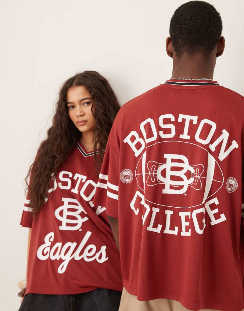 ASOS DESIGN - Kastiges Unisex-T-Shirt in Burgunderrot mit Oversize-Schnitt und „Boston College Eagles"-Prints von ASOS DESIGN