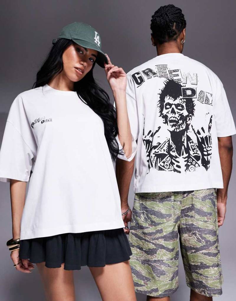ASOS DESIGN - Kastiges Unisex-T-Shirt in Weiß mit Oversize-Schnitt und „Green Day"-Prints von ASOS DESIGN