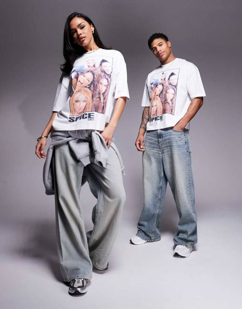 ASOS DESIGN - Kastiges Unisex-T-Shirt in Weiß mit Oversize-Schnitt und „The Spice Girls"-Prints von ASOS DESIGN