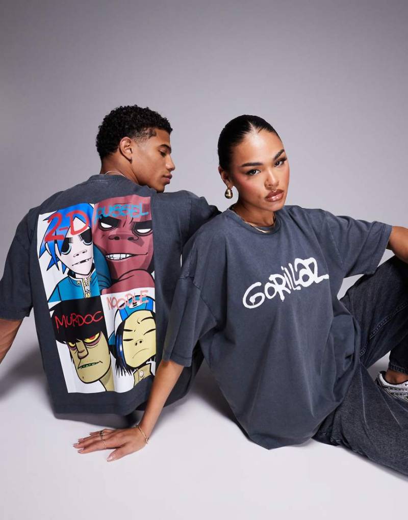 ASOS DESIGN - Kastiges Unisex-T-Shirt in verwaschenem Schwarz mit Oversize-Schnitt und lizenzierten „Gorillaz"-Prints-Braun von ASOS DESIGN