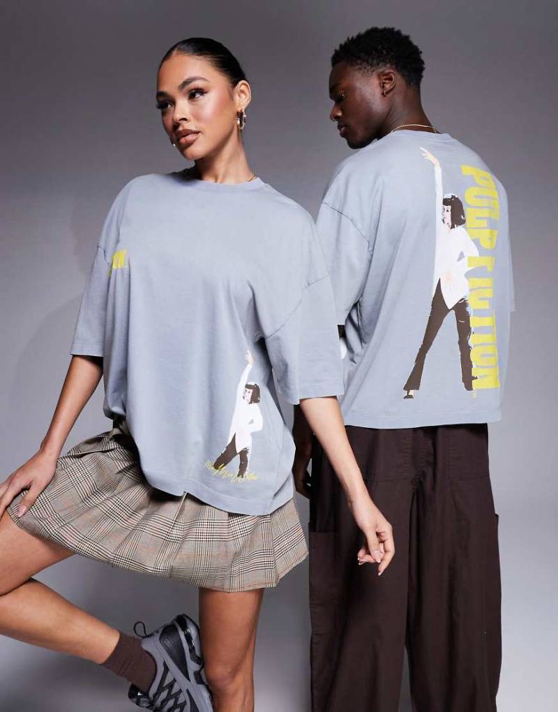 ASOS DESIGN - Kastiges Unisex-T-Shirt mit Oversize-Schnitt in verwaschenem Grau mit „Pulp Fiction"-Prints von ASOS DESIGN
