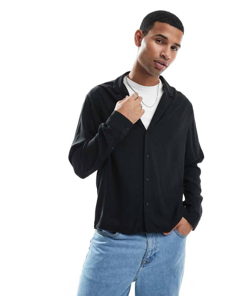 ASOS DESIGN - Kastiges Viskose-Hemd in Schwarz mit regulärer Passform und tiefem Reverskragen von ASOS DESIGN