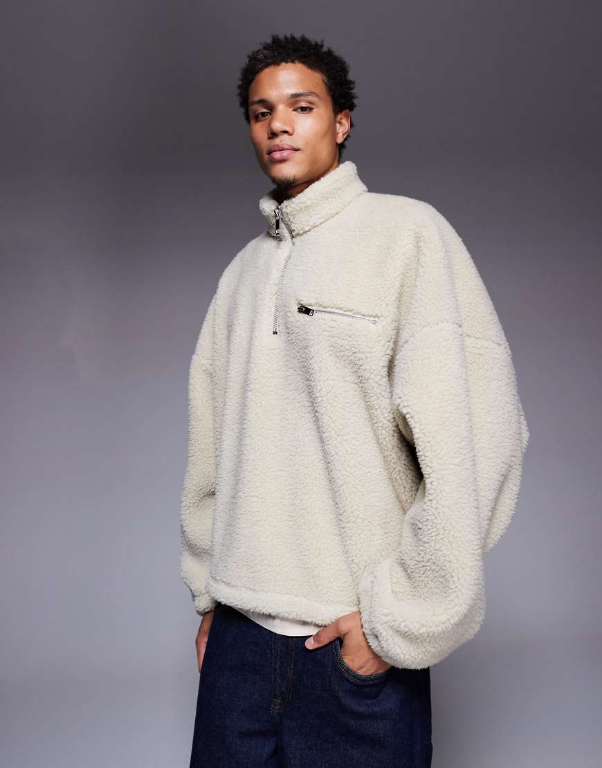 ASOS DESIGN - Kastiges extremes Oversize-Sweatshirt aus Fleece in Beige mit Stehkragen und kurzem Reißverschluss-Neutral von ASOS DESIGN