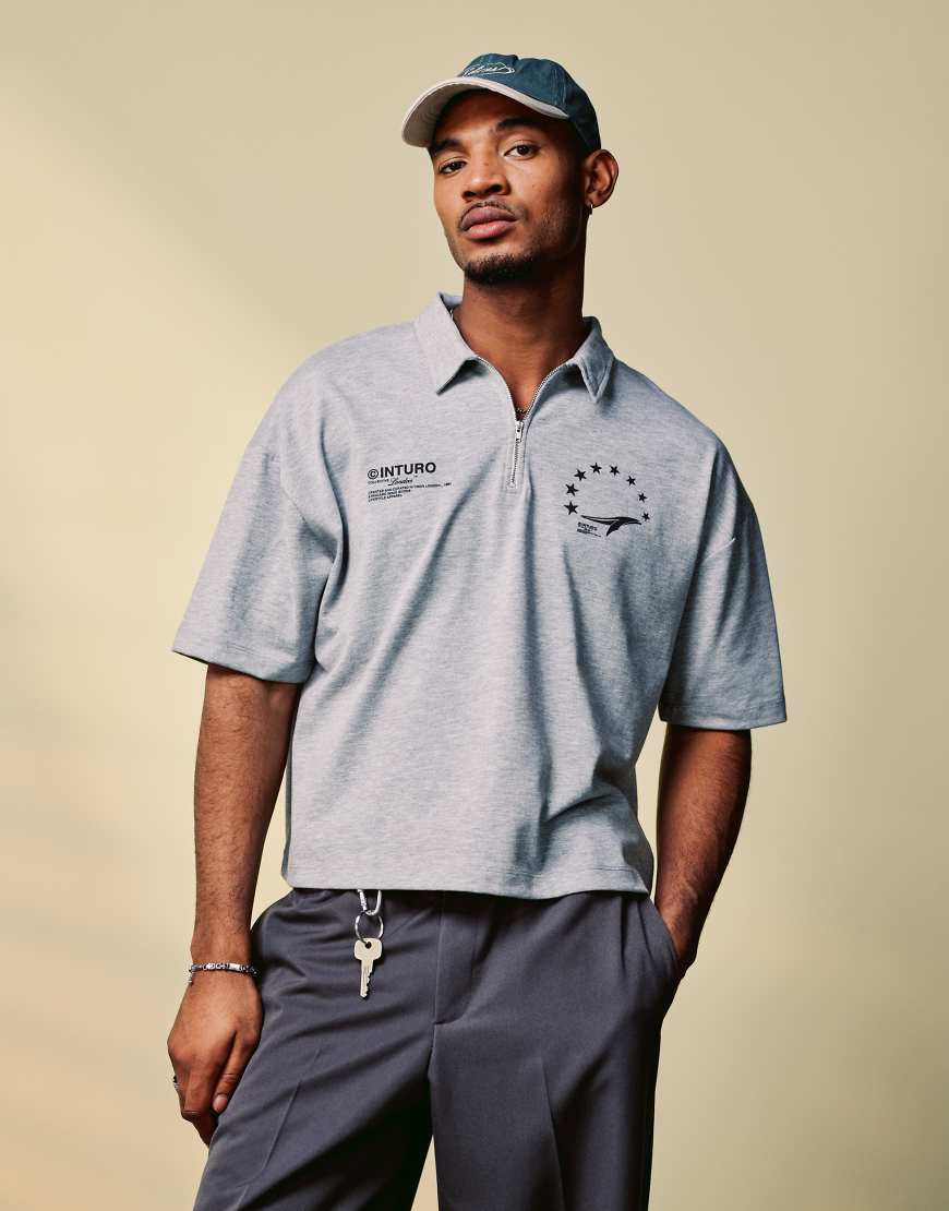 ASOS DESIGN - Kastiges geripptes Oversize-Poloshirt in Grau meliert mit Reißverschluss und Sportgrafik ASOS DESIGN - Kastiges geripptes Oversize-Poloshirt in Grau meliert mit Reißverschluss und Sportgrafik von ASOS DESIGN