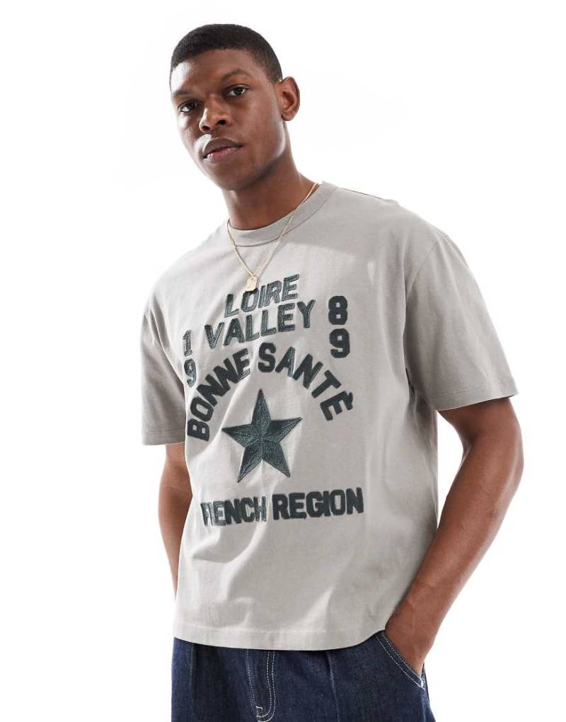 ASOS DESIGN - Kastiges legeres T-Shirt aus schwerem Material in verwaschenem Grau mit Text-Stickerei von ASOS DESIGN