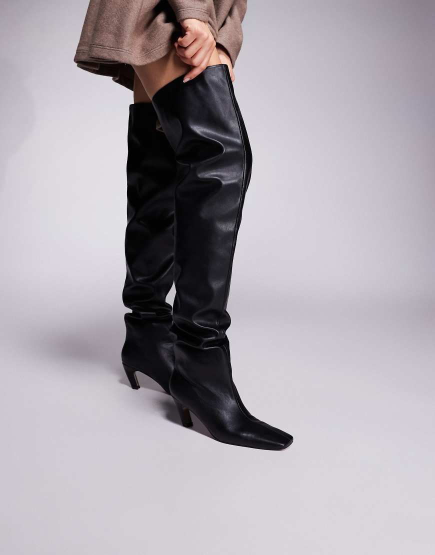 ASOS DESIGN - Kayla - Weiche Overknee-Stiefel in Schwarz mit kantiger Zehenpartie von ASOS DESIGN