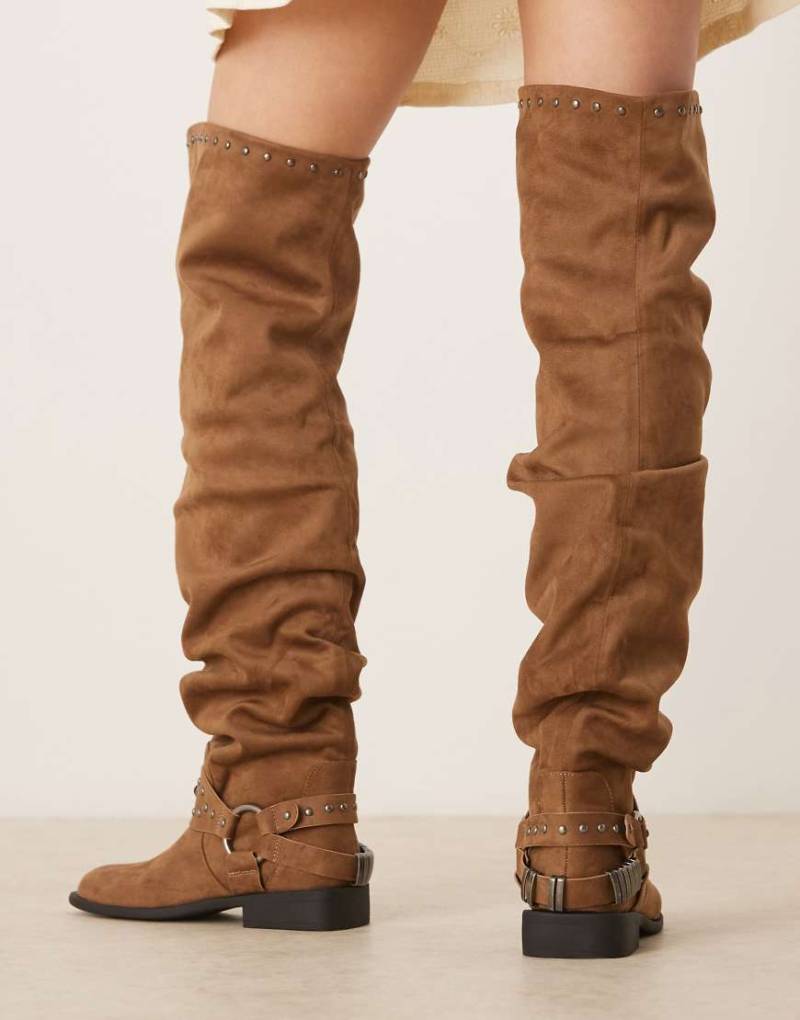 ASOS DESIGN - Kimmy - Overknee-Stiefel aus Wildlederimitat in Sandbraun mit Riemen von ASOS DESIGN