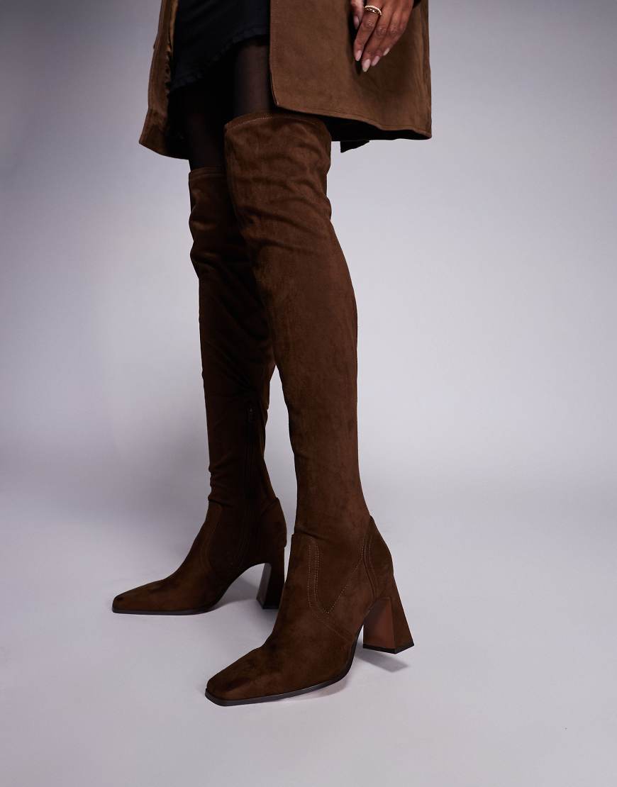 ASOS DESIGN - Kira - Overknee-Stiefel aus Wildlederimitat in Schokoladenbraun mit abgerundeter Zehenpartie-Brown von ASOS DESIGN