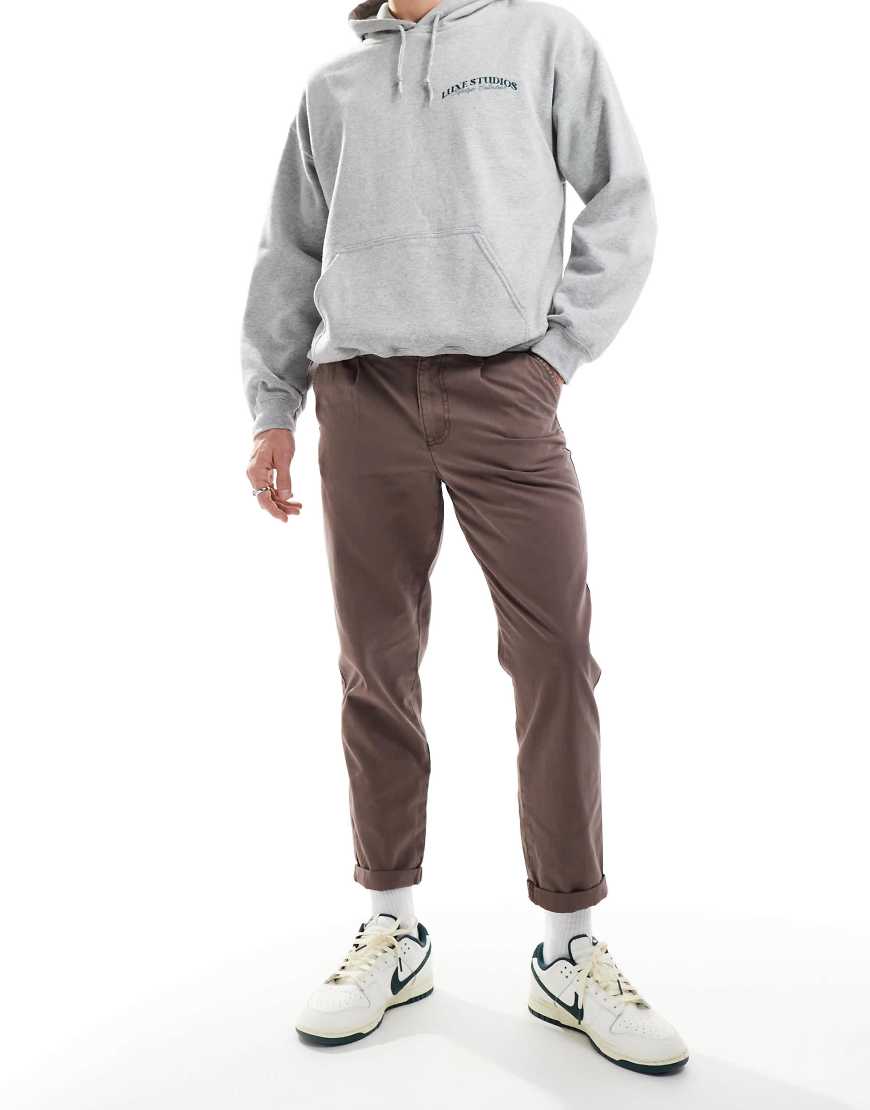 ASOS DESIGN - Schmal zulaufende Chinohose in verwaschenem Braun von ASOS DESIGN