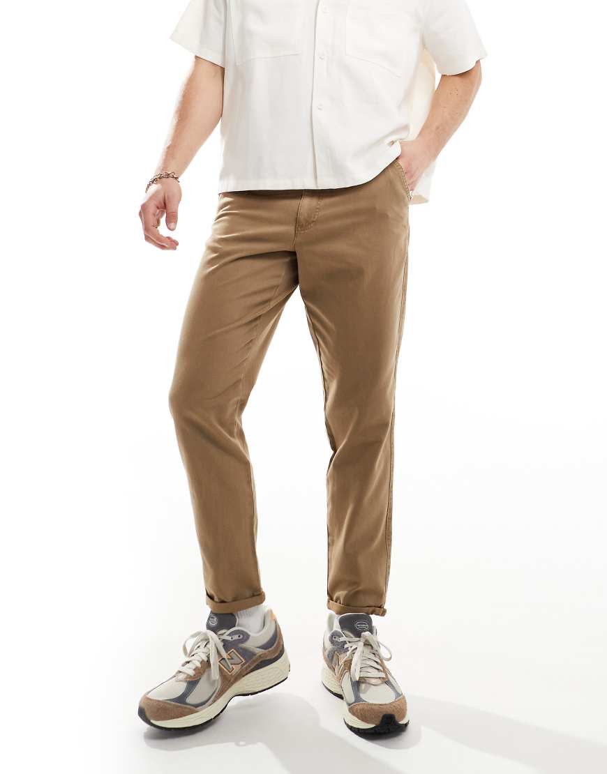 ASOS DESIGN - Klassische, feste Chinohose in verwaschenem Braun ASOS DESIGN - Klassische, feste Chinohose in verwaschenem Braun von ASOS DESIGN